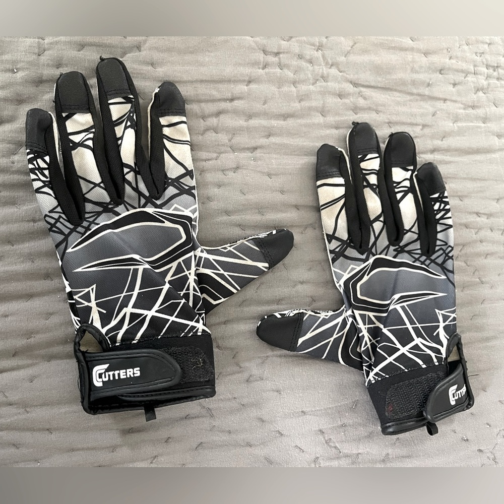 Cutters Black White Graphic Game Day Receiver Football Gloves Youth Medium S150